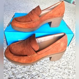 Heeled loafer